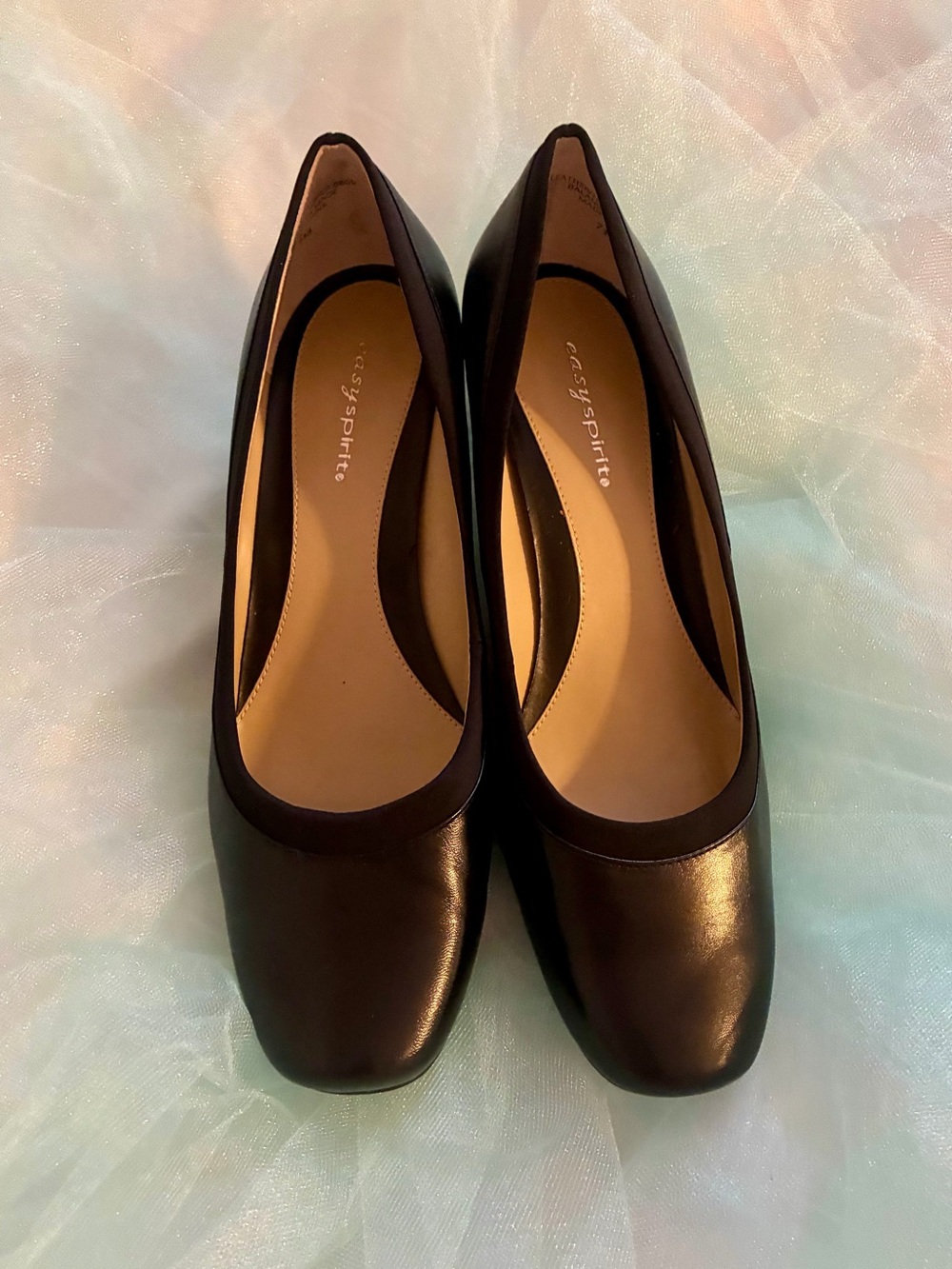 Easy Spirit Black Rounded Toe Midblock leather Pumps